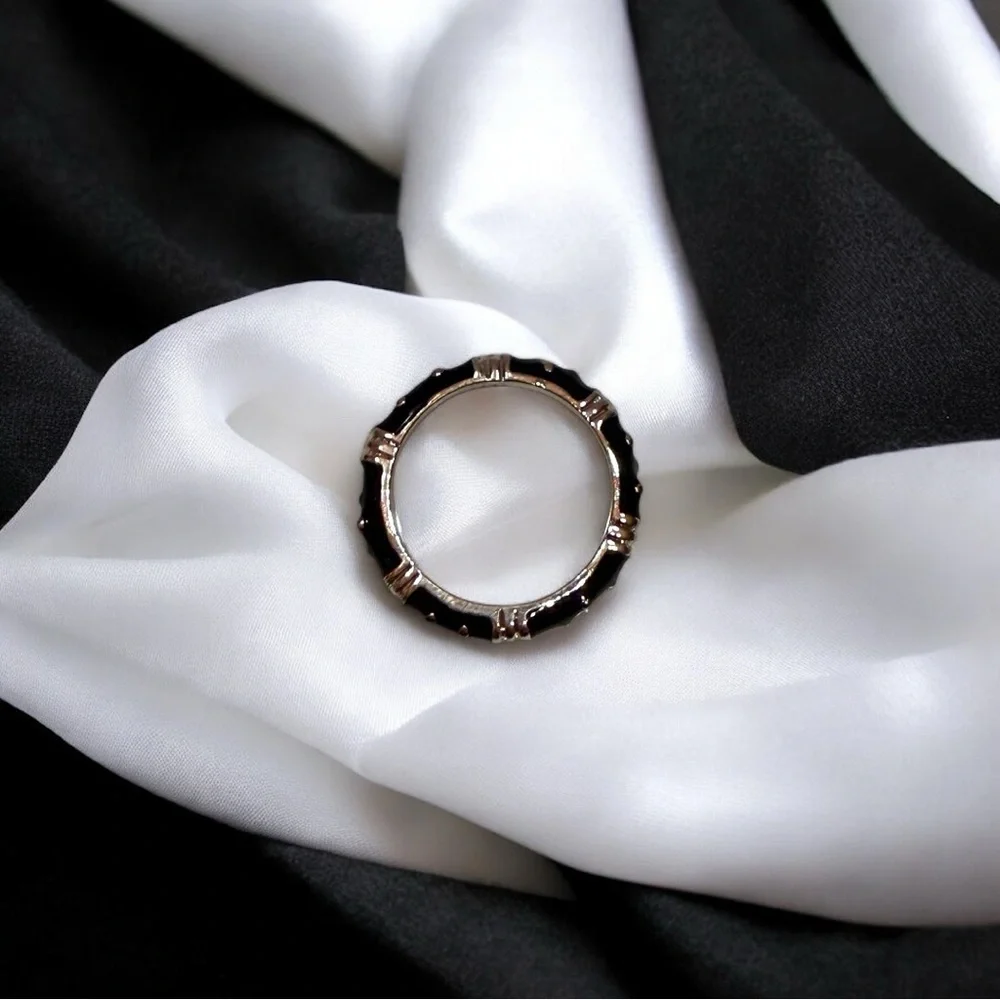 🖤 Elegant Black and Silver Band – Minimalist Chic Ring